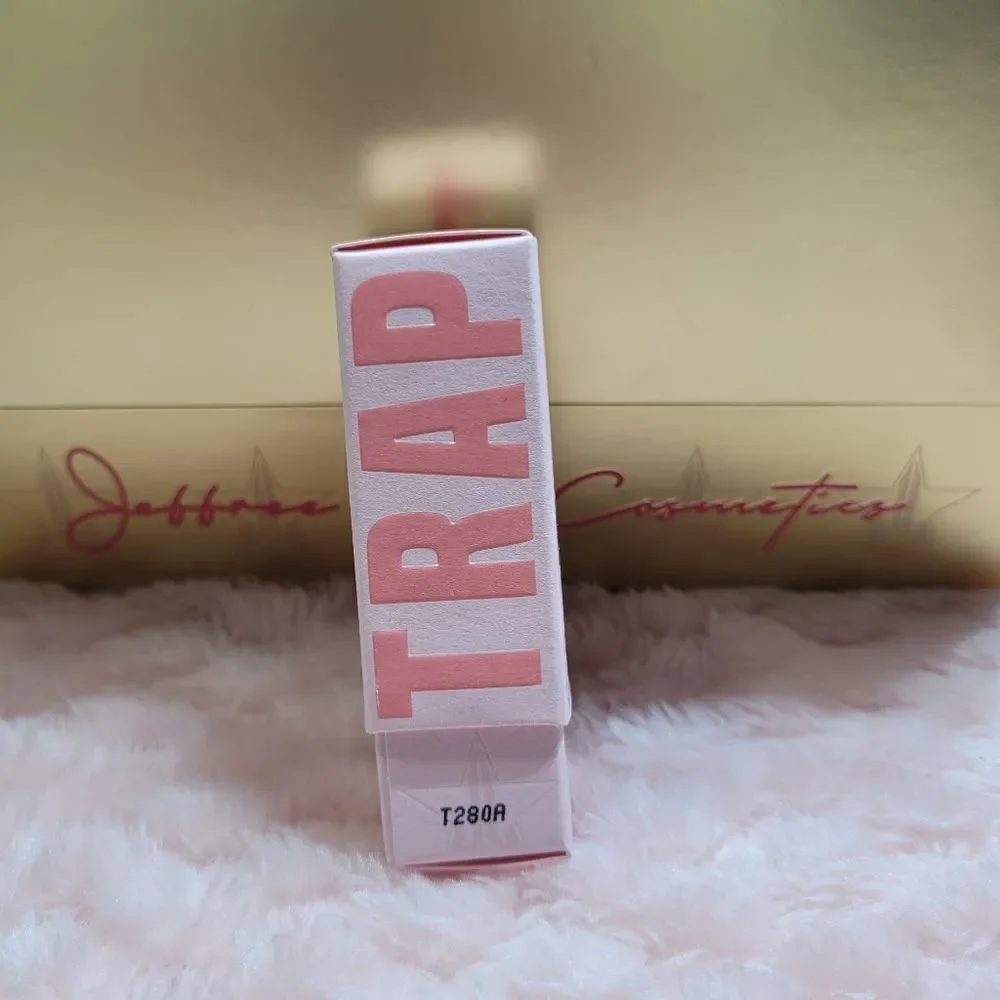 New Jeffree Star Velvet Trap - Hot Commodity